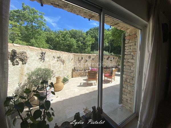 🏡 NOUVEAU - EN EXCLUSIVITÉ
À Apt en Luberon (84400) - Une maison récente au charme authentique de la Provence

Aux portes du Luberon, à proximité immédiate de la piste cyclable et de toutes les commodités (écoles, collège, lycée, commerces, supermarchés, services…), découvrez cette élégante maison mitoyenne construite en 2010, offrant le charme intemporel de la pierre et le confort d'une construction récente.

Dès votre arrivée, vous serez séduit par son architecture inspirée des bastides provençales, ses magnifiques façades en pierre, ses volets en bois et sa cour pavée, qui lui confèrent un cachet rare sur le marché.

Édifiée sur une parcelle aménagée de 560 m², entièrement clôturée avec portail et portillon, cette maison offre un cadre de vie privilégié où vous profiterez pleinement de la campagne en ville, tout en restant à quelques minutes seulement du centre d'Apt.

La maison en R+1 comprend :
- une entrée,
- un séjour lumineux et convivial,
- une cuisine indépendante,
- 3 chambres à l'étage
- une salle de bains avec WC,
 - une salle d'eau avec WC.

À l'extérieur, les espaces ont été soigneusement aménagés pour profiter pleinement des beaux jours dans une ambiance typiquement provençale.

Un abri voiture ainsi qu'une annexe fermée complètent l'ensemble et offrent un espace de rangement particulièrement appréciable.

Les atouts :

✔ Construction de 2010
✔ Aucun travaux à prévoir
✔ Façades en pierre offrant un charme authentique
✔ Ambiance chaleureuse grâce à l'association de la pierre et du bois
✔ Parcelle de 560 m² entièrement clôturée
✔ Cour pavée et extérieurs aménagés avec soin
✔ 3 chambres
✔ Salle de bains + salle d'eau
✔ Abri voiture et annexe fermée
✔ À proximité immédiate de la piste cyclable
✔ Toutes les commodités accessibles en quelques minutes.

Cette maison séduira les amoureux de la Provence recherchant un bien de caractère, sans les contraintes de rénovation, dans un environnement où nature et commodités se rencontrent.

Une visite suffira pour tomber sous son charme.

Anglais : 

🏡 NEW – EXCLUSIVE LISTING
In Apt, Luberon (84400) - A modern home with the authentic charm of Provence

On the doorstep of the Luberon, just moments from the cycle path and all local amenities (schools, secondary schools, supermarkets, shops and everyday services), discover this elegant semi-detached home, built in 2010, combining the timeless charm of traditional stone architecture with the comfort of a modern property.

From the moment you arrive, you will be captivated by its Provençal bastide-inspired architecture, beautiful natural stone façades, wooden shutters and attractive paved courtyard, all of which give this home a rare and distinctive character.

Set on a beautifully landscaped 560 m² fully enclosed plot with a gated entrance and pedestrian gate, this property offers an exceptional lifestyle where you can enjoy the tranquillity of the countryside while being just a few minutes from the centre of Apt.

The accommodation is arranged over two levels and comprises:

- Entrance hall
- Bright and welcoming living room
- Separate fitted kitchen
- Three bedrooms on the first floor
- Family bathroom with WC
- Shower room with WC

Outside, the carefully landscaped gardens and outdoor living spaces provide the perfect setting to enjoy the Provençal lifestyle throughout the warmer months.

A carport and a secure outbuilding complete the property, providing valuable additional storage space.

Key features :

✔ Built in 2010
✔ No renovation work required
✔ Attractive natural stone façades with authentic Provençal character
✔ Warm and inviting atmosphere created by the combination of stone and timber
✔ Fully enclosed 560 m² plot
✔ Beautiful paved courtyard and landscaped gardens
✔ Three bedrooms
✔ Bathroom and separate shower room
✔ Carport and secure outbuilding
✔ Immediate access to the cycle path
✔ All amenities just a few minutes away

This delightful home is ideal for those seeking the authentic charm of Provence without the inconvenience of renovation, in a peaceful setting where nature and everyday convenience come together perfectly.

One viewing is all it takes to fall in love with this beautiful Provençal home.