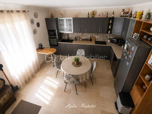 🏡 NOUVEAU - EN EXCLUSIVITÉ
À Apt en Luberon (84400) - Une maison récente au charme authentique de la Provence

Aux portes du Luberon, à proximité immédiate de la piste cyclable et de toutes les commodités (écoles, collège, lycée, commerces, supermarchés, services…), découvrez cette élégante maison mitoyenne construite en 2010, offrant le charme intemporel de la pierre et le confort d'une construction récente.

Dès votre arrivée, vous serez séduit par son architecture inspirée des bastides provençales, ses magnifiques façades en pierre, ses volets en bois et sa cour pavée, qui lui confèrent un cachet rare sur le marché.

Édifiée sur une parcelle aménagée de 560 m², entièrement clôturée avec portail et portillon, cette maison offre un cadre de vie privilégié où vous profiterez pleinement de la campagne en ville, tout en restant à quelques minutes seulement du centre d'Apt.

La maison en R+1 comprend :
- une entrée,
- un séjour lumineux et convivial,
- une cuisine indépendante,
- 3 chambres à l'étage
- une salle de bains avec WC,
 - une salle d'eau avec WC.

À l'extérieur, les espaces ont été soigneusement aménagés pour profiter pleinement des beaux jours dans une ambiance typiquement provençale.

Un abri voiture ainsi qu'une annexe fermée complètent l'ensemble et offrent un espace de rangement particulièrement appréciable.

Les atouts :

✔ Construction de 2010
✔ Aucun travaux à prévoir
✔ Façades en pierre offrant un charme authentique
✔ Ambiance chaleureuse grâce à l'association de la pierre et du bois
✔ Parcelle de 560 m² entièrement clôturée
✔ Cour pavée et extérieurs aménagés avec soin
✔ 3 chambres
✔ Salle de bains + salle d'eau
✔ Abri voiture et annexe fermée
✔ À proximité immédiate de la piste cyclable
✔ Toutes les commodités accessibles en quelques minutes.

Cette maison séduira les amoureux de la Provence recherchant un bien de caractère, sans les contraintes de rénovation, dans un environnement où nature et commodités se rencontrent.

Une visite suffira pour tomber sous son charme.

Anglais : 

🏡 NEW – EXCLUSIVE LISTING
In Apt, Luberon (84400) - A modern home with the authentic charm of Provence

On the doorstep of the Luberon, just moments from the cycle path and all local amenities (schools, secondary schools, supermarkets, shops and everyday services), discover this elegant semi-detached home, built in 2010, combining the timeless charm of traditional stone architecture with the comfort of a modern property.

From the moment you arrive, you will be captivated by its Provençal bastide-inspired architecture, beautiful natural stone façades, wooden shutters and attractive paved courtyard, all of which give this home a rare and distinctive character.

Set on a beautifully landscaped 560 m² fully enclosed plot with a gated entrance and pedestrian gate, this property offers an exceptional lifestyle where you can enjoy the tranquillity of the countryside while being just a few minutes from the centre of Apt.

The accommodation is arranged over two levels and comprises:

- Entrance hall
- Bright and welcoming living room
- Separate fitted kitchen
- Three bedrooms on the first floor
- Family bathroom with WC
- Shower room with WC

Outside, the carefully landscaped gardens and outdoor living spaces provide the perfect setting to enjoy the Provençal lifestyle throughout the warmer months.

A carport and a secure outbuilding complete the property, providing valuable additional storage space.

Key features :

✔ Built in 2010
✔ No renovation work required
✔ Attractive natural stone façades with authentic Provençal character
✔ Warm and inviting atmosphere created by the combination of stone and timber
✔ Fully enclosed 560 m² plot
✔ Beautiful paved courtyard and landscaped gardens
✔ Three bedrooms
✔ Bathroom and separate shower room
✔ Carport and secure outbuilding
✔ Immediate access to the cycle path
✔ All amenities just a few minutes away

This delightful home is ideal for those seeking the authentic charm of Provence without the inconvenience of renovation, in a peaceful setting where nature and everyday convenience come together perfectly.

One viewing is all it takes to fall in love with this beautiful Provençal home.