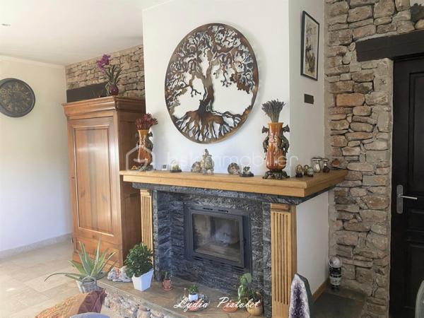 🏡 NOUVEAU - EN EXCLUSIVITÉ
À Apt en Luberon (84400) - Une maison récente au charme authentique de la Provence

Aux portes du Luberon, à proximité immédiate de la piste cyclable et de toutes les commodités (écoles, collège, lycée, commerces, supermarchés, services…), découvrez cette élégante maison mitoyenne construite en 2010, offrant le charme intemporel de la pierre et le confort d'une construction récente.

Dès votre arrivée, vous serez séduit par son architecture inspirée des bastides provençales, ses magnifiques façades en pierre, ses volets en bois et sa cour pavée, qui lui confèrent un cachet rare sur le marché.

Édifiée sur une parcelle aménagée de 560 m², entièrement clôturée avec portail et portillon, cette maison offre un cadre de vie privilégié où vous profiterez pleinement de la campagne en ville, tout en restant à quelques minutes seulement du centre d'Apt.

La maison en R+1 comprend :
- une entrée,
- un séjour lumineux et convivial,
- une cuisine indépendante,
- 3 chambres à l'étage
- une salle de bains avec WC,
 - une salle d'eau avec WC.

À l'extérieur, les espaces ont été soigneusement aménagés pour profiter pleinement des beaux jours dans une ambiance typiquement provençale.

Un abri voiture ainsi qu'une annexe fermée complètent l'ensemble et offrent un espace de rangement particulièrement appréciable.

Les atouts :

✔ Construction de 2010
✔ Aucun travaux à prévoir
✔ Façades en pierre offrant un charme authentique
✔ Ambiance chaleureuse grâce à l'association de la pierre et du bois
✔ Parcelle de 560 m² entièrement clôturée
✔ Cour pavée et extérieurs aménagés avec soin
✔ 3 chambres
✔ Salle de bains + salle d'eau
✔ Abri voiture et annexe fermée
✔ À proximité immédiate de la piste cyclable
✔ Toutes les commodités accessibles en quelques minutes.

Cette maison séduira les amoureux de la Provence recherchant un bien de caractère, sans les contraintes de rénovation, dans un environnement où nature et commodités se rencontrent.

Une visite suffira pour tomber sous son charme.

Anglais : 

🏡 NEW – EXCLUSIVE LISTING
In Apt, Luberon (84400) - A modern home with the authentic charm of Provence

On the doorstep of the Luberon, just moments from the cycle path and all local amenities (schools, secondary schools, supermarkets, shops and everyday services), discover this elegant semi-detached home, built in 2010, combining the timeless charm of traditional stone architecture with the comfort of a modern property.

From the moment you arrive, you will be captivated by its Provençal bastide-inspired architecture, beautiful natural stone façades, wooden shutters and attractive paved courtyard, all of which give this home a rare and distinctive character.

Set on a beautifully landscaped 560 m² fully enclosed plot with a gated entrance and pedestrian gate, this property offers an exceptional lifestyle where you can enjoy the tranquillity of the countryside while being just a few minutes from the centre of Apt.

The accommodation is arranged over two levels and comprises:

- Entrance hall
- Bright and welcoming living room
- Separate fitted kitchen
- Three bedrooms on the first floor
- Family bathroom with WC
- Shower room with WC

Outside, the carefully landscaped gardens and outdoor living spaces provide the perfect setting to enjoy the Provençal lifestyle throughout the warmer months.

A carport and a secure outbuilding complete the property, providing valuable additional storage space.

Key features :

✔ Built in 2010
✔ No renovation work required
✔ Attractive natural stone façades with authentic Provençal character
✔ Warm and inviting atmosphere created by the combination of stone and timber
✔ Fully enclosed 560 m² plot
✔ Beautiful paved courtyard and landscaped gardens
✔ Three bedrooms
✔ Bathroom and separate shower room
✔ Carport and secure outbuilding
✔ Immediate access to the cycle path
✔ All amenities just a few minutes away

This delightful home is ideal for those seeking the authentic charm of Provence without the inconvenience of renovation, in a peaceful setting where nature and everyday convenience come together perfectly.

One viewing is all it takes to fall in love with this beautiful Provençal home.
