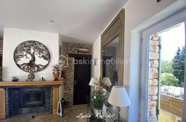 🏡 NOUVEAU - EN EXCLUSIVITÉ
À Apt en Luberon (84400) - Une maison récente au charme authentique de la Provence

Aux portes du Luberon, à proximité immédiate de la piste cyclable et de toutes les commodités (écoles, collège, lycée, commerces, supermarchés, services…), découvrez cette élégante maison mitoyenne construite en 2010, offrant le charme intemporel de la pierre et le confort d'une construction récente.

Dès votre arrivée, vous serez séduit par son architecture inspirée des bastides provençales, ses magnifiques façades en pierre, ses volets en bois et sa cour pavée, qui lui confèrent un cachet rare sur le marché.

Édifiée sur une parcelle aménagée de 560 m², entièrement clôturée avec portail et portillon, cette maison offre un cadre de vie privilégié où vous profiterez pleinement de la campagne en ville, tout en restant à quelques minutes seulement du centre d'Apt.

La maison en R+1 comprend :
- une entrée,
- un séjour lumineux et convivial,
- une cuisine indépendante,
- 3 chambres à l'étage
- une salle de bains avec WC,
 - une salle d'eau avec WC.

À l'extérieur, les espaces ont été soigneusement aménagés pour profiter pleinement des beaux jours dans une ambiance typiquement provençale.

Un abri voiture ainsi qu'une annexe fermée complètent l'ensemble et offrent un espace de rangement particulièrement appréciable.

Les atouts :

✔ Construction de 2010
✔ Aucun travaux à prévoir
✔ Façades en pierre offrant un charme authentique
✔ Ambiance chaleureuse grâce à l'association de la pierre et du bois
✔ Parcelle de 560 m² entièrement clôturée
✔ Cour pavée et extérieurs aménagés avec soin
✔ 3 chambres
✔ Salle de bains + salle d'eau
✔ Abri voiture et annexe fermée
✔ À proximité immédiate de la piste cyclable
✔ Toutes les commodités accessibles en quelques minutes.

Cette maison séduira les amoureux de la Provence recherchant un bien de caractère, sans les contraintes de rénovation, dans un environnement où nature et commodités se rencontrent.

Une visite suffira pour tomber sous son charme.

Anglais : 

🏡 NEW – EXCLUSIVE LISTING
In Apt, Luberon (84400) - A modern home with the authentic charm of Provence

On the doorstep of the Luberon, just moments from the cycle path and all local amenities (schools, secondary schools, supermarkets, shops and everyday services), discover this elegant semi-detached home, built in 2010, combining the timeless charm of traditional stone architecture with the comfort of a modern property.

From the moment you arrive, you will be captivated by its Provençal bastide-inspired architecture, beautiful natural stone façades, wooden shutters and attractive paved courtyard, all of which give this home a rare and distinctive character.

Set on a beautifully landscaped 560 m² fully enclosed plot with a gated entrance and pedestrian gate, this property offers an exceptional lifestyle where you can enjoy the tranquillity of the countryside while being just a few minutes from the centre of Apt.

The accommodation is arranged over two levels and comprises:

- Entrance hall
- Bright and welcoming living room
- Separate fitted kitchen
- Three bedrooms on the first floor
- Family bathroom with WC
- Shower room with WC

Outside, the carefully landscaped gardens and outdoor living spaces provide the perfect setting to enjoy the Provençal lifestyle throughout the warmer months.

A carport and a secure outbuilding complete the property, providing valuable additional storage space.

Key features :

✔ Built in 2010
✔ No renovation work required
✔ Attractive natural stone façades with authentic Provençal character
✔ Warm and inviting atmosphere created by the combination of stone and timber
✔ Fully enclosed 560 m² plot
✔ Beautiful paved courtyard and landscaped gardens
✔ Three bedrooms
✔ Bathroom and separate shower room
✔ Carport and secure outbuilding
✔ Immediate access to the cycle path
✔ All amenities just a few minutes away

This delightful home is ideal for those seeking the authentic charm of Provence without the inconvenience of renovation, in a peaceful setting where nature and everyday convenience come together perfectly.

One viewing is all it takes to fall in love with this beautiful Provençal home.