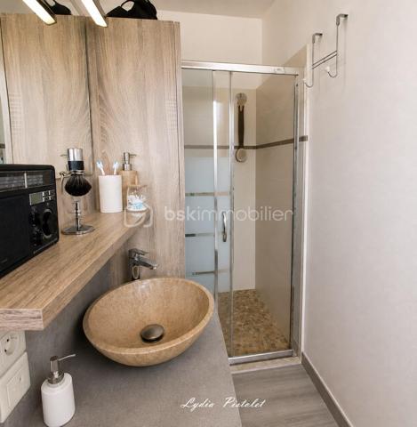 🏡 NOUVEAU - EN EXCLUSIVITÉ
À Apt en Luberon (84400) - Une maison récente au charme authentique de la Provence

Aux portes du Luberon, à proximité immédiate de la piste cyclable et de toutes les commodités (écoles, collège, lycée, commerces, supermarchés, services…), découvrez cette élégante maison mitoyenne construite en 2010, offrant le charme intemporel de la pierre et le confort d'une construction récente.

Dès votre arrivée, vous serez séduit par son architecture inspirée des bastides provençales, ses magnifiques façades en pierre, ses volets en bois et sa cour pavée, qui lui confèrent un cachet rare sur le marché.

Édifiée sur une parcelle aménagée de 560 m², entièrement clôturée avec portail et portillon, cette maison offre un cadre de vie privilégié où vous profiterez pleinement de la campagne en ville, tout en restant à quelques minutes seulement du centre d'Apt.

La maison en R+1 comprend :
- une entrée,
- un séjour lumineux et convivial,
- une cuisine indépendante,
- 3 chambres à l'étage
- une salle de bains avec WC,
 - une salle d'eau avec WC.

À l'extérieur, les espaces ont été soigneusement aménagés pour profiter pleinement des beaux jours dans une ambiance typiquement provençale.

Un abri voiture ainsi qu'une annexe fermée complètent l'ensemble et offrent un espace de rangement particulièrement appréciable.

Les atouts :

✔ Construction de 2010
✔ Aucun travaux à prévoir
✔ Façades en pierre offrant un charme authentique
✔ Ambiance chaleureuse grâce à l'association de la pierre et du bois
✔ Parcelle de 560 m² entièrement clôturée
✔ Cour pavée et extérieurs aménagés avec soin
✔ 3 chambres
✔ Salle de bains + salle d'eau
✔ Abri voiture et annexe fermée
✔ À proximité immédiate de la piste cyclable
✔ Toutes les commodités accessibles en quelques minutes.

Cette maison séduira les amoureux de la Provence recherchant un bien de caractère, sans les contraintes de rénovation, dans un environnement où nature et commodités se rencontrent.

Une visite suffira pour tomber sous son charme.

Anglais : 

🏡 NEW – EXCLUSIVE LISTING
In Apt, Luberon (84400) - A modern home with the authentic charm of Provence

On the doorstep of the Luberon, just moments from the cycle path and all local amenities (schools, secondary schools, supermarkets, shops and everyday services), discover this elegant semi-detached home, built in 2010, combining the timeless charm of traditional stone architecture with the comfort of a modern property.

From the moment you arrive, you will be captivated by its Provençal bastide-inspired architecture, beautiful natural stone façades, wooden shutters and attractive paved courtyard, all of which give this home a rare and distinctive character.

Set on a beautifully landscaped 560 m² fully enclosed plot with a gated entrance and pedestrian gate, this property offers an exceptional lifestyle where you can enjoy the tranquillity of the countryside while being just a few minutes from the centre of Apt.

The accommodation is arranged over two levels and comprises:

- Entrance hall
- Bright and welcoming living room
- Separate fitted kitchen
- Three bedrooms on the first floor
- Family bathroom with WC
- Shower room with WC

Outside, the carefully landscaped gardens and outdoor living spaces provide the perfect setting to enjoy the Provençal lifestyle throughout the warmer months.

A carport and a secure outbuilding complete the property, providing valuable additional storage space.

Key features :

✔ Built in 2010
✔ No renovation work required
✔ Attractive natural stone façades with authentic Provençal character
✔ Warm and inviting atmosphere created by the combination of stone and timber
✔ Fully enclosed 560 m² plot
✔ Beautiful paved courtyard and landscaped gardens
✔ Three bedrooms
✔ Bathroom and separate shower room
✔ Carport and secure outbuilding
✔ Immediate access to the cycle path
✔ All amenities just a few minutes away

This delightful home is ideal for those seeking the authentic charm of Provence without the inconvenience of renovation, in a peaceful setting where nature and everyday convenience come together perfectly.

One viewing is all it takes to fall in love with this beautiful Provençal home.