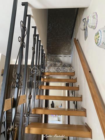 🏡 NOUVEAU - EN EXCLUSIVITÉ
À Apt en Luberon (84400) - Une maison récente au charme authentique de la Provence

Aux portes du Luberon, à proximité immédiate de la piste cyclable et de toutes les commodités (écoles, collège, lycée, commerces, supermarchés, services…), découvrez cette élégante maison mitoyenne construite en 2010, offrant le charme intemporel de la pierre et le confort d'une construction récente.

Dès votre arrivée, vous serez séduit par son architecture inspirée des bastides provençales, ses magnifiques façades en pierre, ses volets en bois et sa cour pavée, qui lui confèrent un cachet rare sur le marché.

Édifiée sur une parcelle aménagée de 560 m², entièrement clôturée avec portail et portillon, cette maison offre un cadre de vie privilégié où vous profiterez pleinement de la campagne en ville, tout en restant à quelques minutes seulement du centre d'Apt.

La maison en R+1 comprend :
- une entrée,
- un séjour lumineux et convivial,
- une cuisine indépendante,
- 3 chambres à l'étage
- une salle de bains avec WC,
 - une salle d'eau avec WC.

À l'extérieur, les espaces ont été soigneusement aménagés pour profiter pleinement des beaux jours dans une ambiance typiquement provençale.

Un abri voiture ainsi qu'une annexe fermée complètent l'ensemble et offrent un espace de rangement particulièrement appréciable.

Les atouts :

✔ Construction de 2010
✔ Aucun travaux à prévoir
✔ Façades en pierre offrant un charme authentique
✔ Ambiance chaleureuse grâce à l'association de la pierre et du bois
✔ Parcelle de 560 m² entièrement clôturée
✔ Cour pavée et extérieurs aménagés avec soin
✔ 3 chambres
✔ Salle de bains + salle d'eau
✔ Abri voiture et annexe fermée
✔ À proximité immédiate de la piste cyclable
✔ Toutes les commodités accessibles en quelques minutes.

Cette maison séduira les amoureux de la Provence recherchant un bien de caractère, sans les contraintes de rénovation, dans un environnement où nature et commodités se rencontrent.

Une visite suffira pour tomber sous son charme.

Anglais : 

🏡 NEW – EXCLUSIVE LISTING
In Apt, Luberon (84400) - A modern home with the authentic charm of Provence

On the doorstep of the Luberon, just moments from the cycle path and all local amenities (schools, secondary schools, supermarkets, shops and everyday services), discover this elegant semi-detached home, built in 2010, combining the timeless charm of traditional stone architecture with the comfort of a modern property.

From the moment you arrive, you will be captivated by its Provençal bastide-inspired architecture, beautiful natural stone façades, wooden shutters and attractive paved courtyard, all of which give this home a rare and distinctive character.

Set on a beautifully landscaped 560 m² fully enclosed plot with a gated entrance and pedestrian gate, this property offers an exceptional lifestyle where you can enjoy the tranquillity of the countryside while being just a few minutes from the centre of Apt.

The accommodation is arranged over two levels and comprises:

- Entrance hall
- Bright and welcoming living room
- Separate fitted kitchen
- Three bedrooms on the first floor
- Family bathroom with WC
- Shower room with WC

Outside, the carefully landscaped gardens and outdoor living spaces provide the perfect setting to enjoy the Provençal lifestyle throughout the warmer months.

A carport and a secure outbuilding complete the property, providing valuable additional storage space.

Key features :

✔ Built in 2010
✔ No renovation work required
✔ Attractive natural stone façades with authentic Provençal character
✔ Warm and inviting atmosphere created by the combination of stone and timber
✔ Fully enclosed 560 m² plot
✔ Beautiful paved courtyard and landscaped gardens
✔ Three bedrooms
✔ Bathroom and separate shower room
✔ Carport and secure outbuilding
✔ Immediate access to the cycle path
✔ All amenities just a few minutes away

This delightful home is ideal for those seeking the authentic charm of Provence without the inconvenience of renovation, in a peaceful setting where nature and everyday convenience come together perfectly.

One viewing is all it takes to fall in love with this beautiful Provençal home.