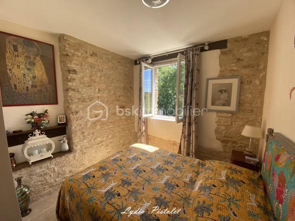 🏡 NOUVEAU - EN EXCLUSIVITÉ
À Apt en Luberon (84400) - Une maison récente au charme authentique de la Provence

Aux portes du Luberon, à proximité immédiate de la piste cyclable et de toutes les commodités (écoles, collège, lycée, commerces, supermarchés, services…), découvrez cette élégante maison mitoyenne construite en 2010, offrant le charme intemporel de la pierre et le confort d'une construction récente.

Dès votre arrivée, vous serez séduit par son architecture inspirée des bastides provençales, ses magnifiques façades en pierre, ses volets en bois et sa cour pavée, qui lui confèrent un cachet rare sur le marché.

Édifiée sur une parcelle aménagée de 560 m², entièrement clôturée avec portail et portillon, cette maison offre un cadre de vie privilégié où vous profiterez pleinement de la campagne en ville, tout en restant à quelques minutes seulement du centre d'Apt.

La maison en R+1 comprend :
- une entrée,
- un séjour lumineux et convivial,
- une cuisine indépendante,
- 3 chambres à l'étage
- une salle de bains avec WC,
 - une salle d'eau avec WC.

À l'extérieur, les espaces ont été soigneusement aménagés pour profiter pleinement des beaux jours dans une ambiance typiquement provençale.

Un abri voiture ainsi qu'une annexe fermée complètent l'ensemble et offrent un espace de rangement particulièrement appréciable.

Les atouts :

✔ Construction de 2010
✔ Aucun travaux à prévoir
✔ Façades en pierre offrant un charme authentique
✔ Ambiance chaleureuse grâce à l'association de la pierre et du bois
✔ Parcelle de 560 m² entièrement clôturée
✔ Cour pavée et extérieurs aménagés avec soin
✔ 3 chambres
✔ Salle de bains + salle d'eau
✔ Abri voiture et annexe fermée
✔ À proximité immédiate de la piste cyclable
✔ Toutes les commodités accessibles en quelques minutes.

Cette maison séduira les amoureux de la Provence recherchant un bien de caractère, sans les contraintes de rénovation, dans un environnement où nature et commodités se rencontrent.

Une visite suffira pour tomber sous son charme.

Anglais : 

🏡 NEW – EXCLUSIVE LISTING
In Apt, Luberon (84400) - A modern home with the authentic charm of Provence

On the doorstep of the Luberon, just moments from the cycle path and all local amenities (schools, secondary schools, supermarkets, shops and everyday services), discover this elegant semi-detached home, built in 2010, combining the timeless charm of traditional stone architecture with the comfort of a modern property.

From the moment you arrive, you will be captivated by its Provençal bastide-inspired architecture, beautiful natural stone façades, wooden shutters and attractive paved courtyard, all of which give this home a rare and distinctive character.

Set on a beautifully landscaped 560 m² fully enclosed plot with a gated entrance and pedestrian gate, this property offers an exceptional lifestyle where you can enjoy the tranquillity of the countryside while being just a few minutes from the centre of Apt.

The accommodation is arranged over two levels and comprises:

- Entrance hall
- Bright and welcoming living room
- Separate fitted kitchen
- Three bedrooms on the first floor
- Family bathroom with WC
- Shower room with WC

Outside, the carefully landscaped gardens and outdoor living spaces provide the perfect setting to enjoy the Provençal lifestyle throughout the warmer months.

A carport and a secure outbuilding complete the property, providing valuable additional storage space.

Key features :

✔ Built in 2010
✔ No renovation work required
✔ Attractive natural stone façades with authentic Provençal character
✔ Warm and inviting atmosphere created by the combination of stone and timber
✔ Fully enclosed 560 m² plot
✔ Beautiful paved courtyard and landscaped gardens
✔ Three bedrooms
✔ Bathroom and separate shower room
✔ Carport and secure outbuilding
✔ Immediate access to the cycle path
✔ All amenities just a few minutes away

This delightful home is ideal for those seeking the authentic charm of Provence without the inconvenience of renovation, in a peaceful setting where nature and everyday convenience come together perfectly.

One viewing is all it takes to fall in love with this beautiful Provençal home.