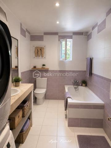 🏡 NOUVEAU - EN EXCLUSIVITÉ
À Apt en Luberon (84400) - Une maison récente au charme authentique de la Provence

Aux portes du Luberon, à proximité immédiate de la piste cyclable et de toutes les commodités (écoles, collège, lycée, commerces, supermarchés, services…), découvrez cette élégante maison mitoyenne construite en 2010, offrant le charme intemporel de la pierre et le confort d'une construction récente.

Dès votre arrivée, vous serez séduit par son architecture inspirée des bastides provençales, ses magnifiques façades en pierre, ses volets en bois et sa cour pavée, qui lui confèrent un cachet rare sur le marché.

Édifiée sur une parcelle aménagée de 560 m², entièrement clôturée avec portail et portillon, cette maison offre un cadre de vie privilégié où vous profiterez pleinement de la campagne en ville, tout en restant à quelques minutes seulement du centre d'Apt.

La maison en R+1 comprend :
- une entrée,
- un séjour lumineux et convivial,
- une cuisine indépendante,
- 3 chambres à l'étage
- une salle de bains avec WC,
 - une salle d'eau avec WC.

À l'extérieur, les espaces ont été soigneusement aménagés pour profiter pleinement des beaux jours dans une ambiance typiquement provençale.

Un abri voiture ainsi qu'une annexe fermée complètent l'ensemble et offrent un espace de rangement particulièrement appréciable.

Les atouts :

✔ Construction de 2010
✔ Aucun travaux à prévoir
✔ Façades en pierre offrant un charme authentique
✔ Ambiance chaleureuse grâce à l'association de la pierre et du bois
✔ Parcelle de 560 m² entièrement clôturée
✔ Cour pavée et extérieurs aménagés avec soin
✔ 3 chambres
✔ Salle de bains + salle d'eau
✔ Abri voiture et annexe fermée
✔ À proximité immédiate de la piste cyclable
✔ Toutes les commodités accessibles en quelques minutes.

Cette maison séduira les amoureux de la Provence recherchant un bien de caractère, sans les contraintes de rénovation, dans un environnement où nature et commodités se rencontrent.

Une visite suffira pour tomber sous son charme.

Anglais : 

🏡 NEW – EXCLUSIVE LISTING
In Apt, Luberon (84400) - A modern home with the authentic charm of Provence

On the doorstep of the Luberon, just moments from the cycle path and all local amenities (schools, secondary schools, supermarkets, shops and everyday services), discover this elegant semi-detached home, built in 2010, combining the timeless charm of traditional stone architecture with the comfort of a modern property.

From the moment you arrive, you will be captivated by its Provençal bastide-inspired architecture, beautiful natural stone façades, wooden shutters and attractive paved courtyard, all of which give this home a rare and distinctive character.

Set on a beautifully landscaped 560 m² fully enclosed plot with a gated entrance and pedestrian gate, this property offers an exceptional lifestyle where you can enjoy the tranquillity of the countryside while being just a few minutes from the centre of Apt.

The accommodation is arranged over two levels and comprises:

- Entrance hall
- Bright and welcoming living room
- Separate fitted kitchen
- Three bedrooms on the first floor
- Family bathroom with WC
- Shower room with WC

Outside, the carefully landscaped gardens and outdoor living spaces provide the perfect setting to enjoy the Provençal lifestyle throughout the warmer months.

A carport and a secure outbuilding complete the property, providing valuable additional storage space.

Key features :

✔ Built in 2010
✔ No renovation work required
✔ Attractive natural stone façades with authentic Provençal character
✔ Warm and inviting atmosphere created by the combination of stone and timber
✔ Fully enclosed 560 m² plot
✔ Beautiful paved courtyard and landscaped gardens
✔ Three bedrooms
✔ Bathroom and separate shower room
✔ Carport and secure outbuilding
✔ Immediate access to the cycle path
✔ All amenities just a few minutes away

This delightful home is ideal for those seeking the authentic charm of Provence without the inconvenience of renovation, in a peaceful setting where nature and everyday convenience come together perfectly.

One viewing is all it takes to fall in love with this beautiful Provençal home.