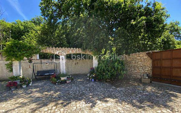 🏡 NOUVEAU - EN EXCLUSIVITÉ
À Apt en Luberon (84400) - Une maison récente au charme authentique de la Provence

Aux portes du Luberon, à proximité immédiate de la piste cyclable et de toutes les commodités (écoles, collège, lycée, commerces, supermarchés, services…), découvrez cette élégante maison mitoyenne construite en 2010, offrant le charme intemporel de la pierre et le confort d'une construction récente.

Dès votre arrivée, vous serez séduit par son architecture inspirée des bastides provençales, ses magnifiques façades en pierre, ses volets en bois et sa cour pavée, qui lui confèrent un cachet rare sur le marché.

Édifiée sur une parcelle aménagée de 560 m², entièrement clôturée avec portail et portillon, cette maison offre un cadre de vie privilégié où vous profiterez pleinement de la campagne en ville, tout en restant à quelques minutes seulement du centre d'Apt.

La maison en R+1 comprend :
- une entrée,
- un séjour lumineux et convivial,
- une cuisine indépendante,
- 3 chambres à l'étage
- une salle de bains avec WC,
 - une salle d'eau avec WC.

À l'extérieur, les espaces ont été soigneusement aménagés pour profiter pleinement des beaux jours dans une ambiance typiquement provençale.

Un abri voiture ainsi qu'une annexe fermée complètent l'ensemble et offrent un espace de rangement particulièrement appréciable.

Les atouts :

✔ Construction de 2010
✔ Aucun travaux à prévoir
✔ Façades en pierre offrant un charme authentique
✔ Ambiance chaleureuse grâce à l'association de la pierre et du bois
✔ Parcelle de 560 m² entièrement clôturée
✔ Cour pavée et extérieurs aménagés avec soin
✔ 3 chambres
✔ Salle de bains + salle d'eau
✔ Abri voiture et annexe fermée
✔ À proximité immédiate de la piste cyclable
✔ Toutes les commodités accessibles en quelques minutes.

Cette maison séduira les amoureux de la Provence recherchant un bien de caractère, sans les contraintes de rénovation, dans un environnement où nature et commodités se rencontrent.

Une visite suffira pour tomber sous son charme.

Anglais : 

🏡 NEW – EXCLUSIVE LISTING
In Apt, Luberon (84400) - A modern home with the authentic charm of Provence

On the doorstep of the Luberon, just moments from the cycle path and all local amenities (schools, secondary schools, supermarkets, shops and everyday services), discover this elegant semi-detached home, built in 2010, combining the timeless charm of traditional stone architecture with the comfort of a modern property.

From the moment you arrive, you will be captivated by its Provençal bastide-inspired architecture, beautiful natural stone façades, wooden shutters and attractive paved courtyard, all of which give this home a rare and distinctive character.

Set on a beautifully landscaped 560 m² fully enclosed plot with a gated entrance and pedestrian gate, this property offers an exceptional lifestyle where you can enjoy the tranquillity of the countryside while being just a few minutes from the centre of Apt.

The accommodation is arranged over two levels and comprises:

- Entrance hall
- Bright and welcoming living room
- Separate fitted kitchen
- Three bedrooms on the first floor
- Family bathroom with WC
- Shower room with WC

Outside, the carefully landscaped gardens and outdoor living spaces provide the perfect setting to enjoy the Provençal lifestyle throughout the warmer months.

A carport and a secure outbuilding complete the property, providing valuable additional storage space.

Key features :

✔ Built in 2010
✔ No renovation work required
✔ Attractive natural stone façades with authentic Provençal character
✔ Warm and inviting atmosphere created by the combination of stone and timber
✔ Fully enclosed 560 m² plot
✔ Beautiful paved courtyard and landscaped gardens
✔ Three bedrooms
✔ Bathroom and separate shower room
✔ Carport and secure outbuilding
✔ Immediate access to the cycle path
✔ All amenities just a few minutes away

This delightful home is ideal for those seeking the authentic charm of Provence without the inconvenience of renovation, in a peaceful setting where nature and everyday convenience come together perfectly.

One viewing is all it takes to fall in love with this beautiful Provençal home.