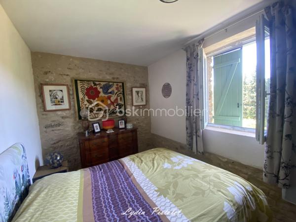 🏡 NOUVEAU - EN EXCLUSIVITÉ
À Apt en Luberon (84400) - Une maison récente au charme authentique de la Provence

Aux portes du Luberon, à proximité immédiate de la piste cyclable et de toutes les commodités (écoles, collège, lycée, commerces, supermarchés, services…), découvrez cette élégante maison mitoyenne construite en 2010, offrant le charme intemporel de la pierre et le confort d'une construction récente.

Dès votre arrivée, vous serez séduit par son architecture inspirée des bastides provençales, ses magnifiques façades en pierre, ses volets en bois et sa cour pavée, qui lui confèrent un cachet rare sur le marché.

Édifiée sur une parcelle aménagée de 560 m², entièrement clôturée avec portail et portillon, cette maison offre un cadre de vie privilégié où vous profiterez pleinement de la campagne en ville, tout en restant à quelques minutes seulement du centre d'Apt.

La maison en R+1 comprend :
- une entrée,
- un séjour lumineux et convivial,
- une cuisine indépendante,
- 3 chambres à l'étage
- une salle de bains avec WC,
 - une salle d'eau avec WC.

À l'extérieur, les espaces ont été soigneusement aménagés pour profiter pleinement des beaux jours dans une ambiance typiquement provençale.

Un abri voiture ainsi qu'une annexe fermée complètent l'ensemble et offrent un espace de rangement particulièrement appréciable.

Les atouts :

✔ Construction de 2010
✔ Aucun travaux à prévoir
✔ Façades en pierre offrant un charme authentique
✔ Ambiance chaleureuse grâce à l'association de la pierre et du bois
✔ Parcelle de 560 m² entièrement clôturée
✔ Cour pavée et extérieurs aménagés avec soin
✔ 3 chambres
✔ Salle de bains + salle d'eau
✔ Abri voiture et annexe fermée
✔ À proximité immédiate de la piste cyclable
✔ Toutes les commodités accessibles en quelques minutes.

Cette maison séduira les amoureux de la Provence recherchant un bien de caractère, sans les contraintes de rénovation, dans un environnement où nature et commodités se rencontrent.

Une visite suffira pour tomber sous son charme.

Anglais : 

🏡 NEW – EXCLUSIVE LISTING
In Apt, Luberon (84400) - A modern home with the authentic charm of Provence

On the doorstep of the Luberon, just moments from the cycle path and all local amenities (schools, secondary schools, supermarkets, shops and everyday services), discover this elegant semi-detached home, built in 2010, combining the timeless charm of traditional stone architecture with the comfort of a modern property.

From the moment you arrive, you will be captivated by its Provençal bastide-inspired architecture, beautiful natural stone façades, wooden shutters and attractive paved courtyard, all of which give this home a rare and distinctive character.

Set on a beautifully landscaped 560 m² fully enclosed plot with a gated entrance and pedestrian gate, this property offers an exceptional lifestyle where you can enjoy the tranquillity of the countryside while being just a few minutes from the centre of Apt.

The accommodation is arranged over two levels and comprises:

- Entrance hall
- Bright and welcoming living room
- Separate fitted kitchen
- Three bedrooms on the first floor
- Family bathroom with WC
- Shower room with WC

Outside, the carefully landscaped gardens and outdoor living spaces provide the perfect setting to enjoy the Provençal lifestyle throughout the warmer months.

A carport and a secure outbuilding complete the property, providing valuable additional storage space.

Key features :

✔ Built in 2010
✔ No renovation work required
✔ Attractive natural stone façades with authentic Provençal character
✔ Warm and inviting atmosphere created by the combination of stone and timber
✔ Fully enclosed 560 m² plot
✔ Beautiful paved courtyard and landscaped gardens
✔ Three bedrooms
✔ Bathroom and separate shower room
✔ Carport and secure outbuilding
✔ Immediate access to the cycle path
✔ All amenities just a few minutes away

This delightful home is ideal for those seeking the authentic charm of Provence without the inconvenience of renovation, in a peaceful setting where nature and everyday convenience come together perfectly.

One viewing is all it takes to fall in love with this beautiful Provençal home.