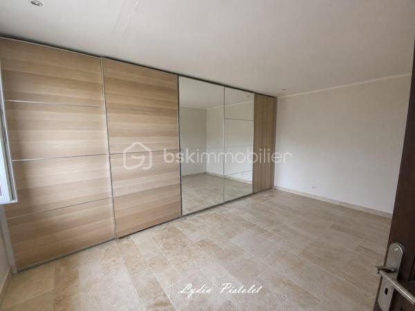 🏡 NOUVEAU - EN EXCLUSIVITÉ
À Apt en Luberon (84400) - Une maison récente au charme authentique de la Provence

Aux portes du Luberon, à proximité immédiate de la piste cyclable et de toutes les commodités (écoles, collège, lycée, commerces, supermarchés, services…), découvrez cette élégante maison mitoyenne construite en 2010, offrant le charme intemporel de la pierre et le confort d'une construction récente.

Dès votre arrivée, vous serez séduit par son architecture inspirée des bastides provençales, ses magnifiques façades en pierre, ses volets en bois et sa cour pavée, qui lui confèrent un cachet rare sur le marché.

Édifiée sur une parcelle aménagée de 560 m², entièrement clôturée avec portail et portillon, cette maison offre un cadre de vie privilégié où vous profiterez pleinement de la campagne en ville, tout en restant à quelques minutes seulement du centre d'Apt.

La maison en R+1 comprend :
- une entrée,
- un séjour lumineux et convivial,
- une cuisine indépendante,
- 3 chambres à l'étage
- une salle de bains avec WC,
 - une salle d'eau avec WC.

À l'extérieur, les espaces ont été soigneusement aménagés pour profiter pleinement des beaux jours dans une ambiance typiquement provençale.

Un abri voiture ainsi qu'une annexe fermée complètent l'ensemble et offrent un espace de rangement particulièrement appréciable.

Les atouts :

✔ Construction de 2010
✔ Aucun travaux à prévoir
✔ Façades en pierre offrant un charme authentique
✔ Ambiance chaleureuse grâce à l'association de la pierre et du bois
✔ Parcelle de 560 m² entièrement clôturée
✔ Cour pavée et extérieurs aménagés avec soin
✔ 3 chambres
✔ Salle de bains + salle d'eau
✔ Abri voiture et annexe fermée
✔ À proximité immédiate de la piste cyclable
✔ Toutes les commodités accessibles en quelques minutes.

Cette maison séduira les amoureux de la Provence recherchant un bien de caractère, sans les contraintes de rénovation, dans un environnement où nature et commodités se rencontrent.

Une visite suffira pour tomber sous son charme.

Anglais : 

🏡 NEW – EXCLUSIVE LISTING
In Apt, Luberon (84400) - A modern home with the authentic charm of Provence

On the doorstep of the Luberon, just moments from the cycle path and all local amenities (schools, secondary schools, supermarkets, shops and everyday services), discover this elegant semi-detached home, built in 2010, combining the timeless charm of traditional stone architecture with the comfort of a modern property.

From the moment you arrive, you will be captivated by its Provençal bastide-inspired architecture, beautiful natural stone façades, wooden shutters and attractive paved courtyard, all of which give this home a rare and distinctive character.

Set on a beautifully landscaped 560 m² fully enclosed plot with a gated entrance and pedestrian gate, this property offers an exceptional lifestyle where you can enjoy the tranquillity of the countryside while being just a few minutes from the centre of Apt.

The accommodation is arranged over two levels and comprises:

- Entrance hall
- Bright and welcoming living room
- Separate fitted kitchen
- Three bedrooms on the first floor
- Family bathroom with WC
- Shower room with WC

Outside, the carefully landscaped gardens and outdoor living spaces provide the perfect setting to enjoy the Provençal lifestyle throughout the warmer months.

A carport and a secure outbuilding complete the property, providing valuable additional storage space.

Key features :

✔ Built in 2010
✔ No renovation work required
✔ Attractive natural stone façades with authentic Provençal character
✔ Warm and inviting atmosphere created by the combination of stone and timber
✔ Fully enclosed 560 m² plot
✔ Beautiful paved courtyard and landscaped gardens
✔ Three bedrooms
✔ Bathroom and separate shower room
✔ Carport and secure outbuilding
✔ Immediate access to the cycle path
✔ All amenities just a few minutes away

This delightful home is ideal for those seeking the authentic charm of Provence without the inconvenience of renovation, in a peaceful setting where nature and everyday convenience come together perfectly.

One viewing is all it takes to fall in love with this beautiful Provençal home.