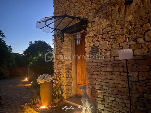 🏡 NOUVEAU - EN EXCLUSIVITÉ
À Apt en Luberon (84400) - Une maison récente au charme authentique de la Provence

Aux portes du Luberon, à proximité immédiate de la piste cyclable et de toutes les commodités (écoles, collège, lycée, commerces, supermarchés, services…), découvrez cette élégante maison mitoyenne construite en 2010, offrant le charme intemporel de la pierre et le confort d'une construction récente.

Dès votre arrivée, vous serez séduit par son architecture inspirée des bastides provençales, ses magnifiques façades en pierre, ses volets en bois et sa cour pavée, qui lui confèrent un cachet rare sur le marché.

Édifiée sur une parcelle aménagée de 560 m², entièrement clôturée avec portail et portillon, cette maison offre un cadre de vie privilégié où vous profiterez pleinement de la campagne en ville, tout en restant à quelques minutes seulement du centre d'Apt.

La maison en R+1 comprend :
- une entrée,
- un séjour lumineux et convivial,
- une cuisine indépendante,
- 3 chambres à l'étage
- une salle de bains avec WC,
 - une salle d'eau avec WC.

À l'extérieur, les espaces ont été soigneusement aménagés pour profiter pleinement des beaux jours dans une ambiance typiquement provençale.

Un abri voiture ainsi qu'une annexe fermée complètent l'ensemble et offrent un espace de rangement particulièrement appréciable.

Les atouts :

✔ Construction de 2010
✔ Aucun travaux à prévoir
✔ Façades en pierre offrant un charme authentique
✔ Ambiance chaleureuse grâce à l'association de la pierre et du bois
✔ Parcelle de 560 m² entièrement clôturée
✔ Cour pavée et extérieurs aménagés avec soin
✔ 3 chambres
✔ Salle de bains + salle d'eau
✔ Abri voiture et annexe fermée
✔ À proximité immédiate de la piste cyclable
✔ Toutes les commodités accessibles en quelques minutes.

Cette maison séduira les amoureux de la Provence recherchant un bien de caractère, sans les contraintes de rénovation, dans un environnement où nature et commodités se rencontrent.

Une visite suffira pour tomber sous son charme.

Anglais : 

🏡 NEW – EXCLUSIVE LISTING
In Apt, Luberon (84400) - A modern home with the authentic charm of Provence

On the doorstep of the Luberon, just moments from the cycle path and all local amenities (schools, secondary schools, supermarkets, shops and everyday services), discover this elegant semi-detached home, built in 2010, combining the timeless charm of traditional stone architecture with the comfort of a modern property.

From the moment you arrive, you will be captivated by its Provençal bastide-inspired architecture, beautiful natural stone façades, wooden shutters and attractive paved courtyard, all of which give this home a rare and distinctive character.

Set on a beautifully landscaped 560 m² fully enclosed plot with a gated entrance and pedestrian gate, this property offers an exceptional lifestyle where you can enjoy the tranquillity of the countryside while being just a few minutes from the centre of Apt.

The accommodation is arranged over two levels and comprises:

- Entrance hall
- Bright and welcoming living room
- Separate fitted kitchen
- Three bedrooms on the first floor
- Family bathroom with WC
- Shower room with WC

Outside, the carefully landscaped gardens and outdoor living spaces provide the perfect setting to enjoy the Provençal lifestyle throughout the warmer months.

A carport and a secure outbuilding complete the property, providing valuable additional storage space.

Key features :

✔ Built in 2010
✔ No renovation work required
✔ Attractive natural stone façades with authentic Provençal character
✔ Warm and inviting atmosphere created by the combination of stone and timber
✔ Fully enclosed 560 m² plot
✔ Beautiful paved courtyard and landscaped gardens
✔ Three bedrooms
✔ Bathroom and separate shower room
✔ Carport and secure outbuilding
✔ Immediate access to the cycle path
✔ All amenities just a few minutes away

This delightful home is ideal for those seeking the authentic charm of Provence without the inconvenience of renovation, in a peaceful setting where nature and everyday convenience come together perfectly.

One viewing is all it takes to fall in love with this beautiful Provençal home.