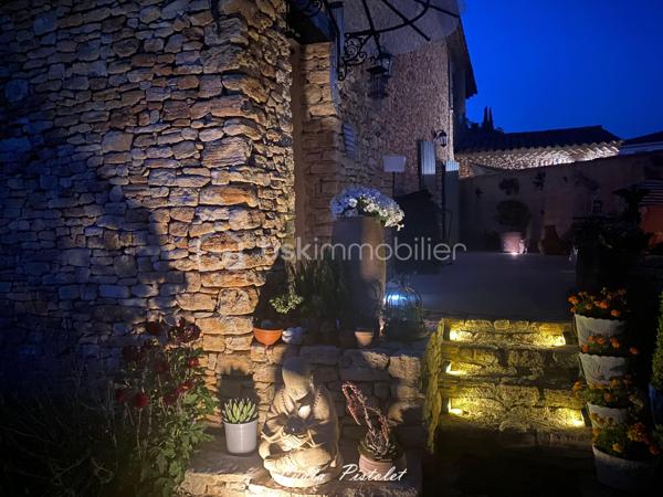 🏡 NOUVEAU - EN EXCLUSIVITÉ
À Apt en Luberon (84400) - Une maison récente au charme authentique de la Provence

Aux portes du Luberon, à proximité immédiate de la piste cyclable et de toutes les commodités (écoles, collège, lycée, commerces, supermarchés, services…), découvrez cette élégante maison mitoyenne construite en 2010, offrant le charme intemporel de la pierre et le confort d'une construction récente.

Dès votre arrivée, vous serez séduit par son architecture inspirée des bastides provençales, ses magnifiques façades en pierre, ses volets en bois et sa cour pavée, qui lui confèrent un cachet rare sur le marché.

Édifiée sur une parcelle aménagée de 560 m², entièrement clôturée avec portail et portillon, cette maison offre un cadre de vie privilégié où vous profiterez pleinement de la campagne en ville, tout en restant à quelques minutes seulement du centre d'Apt.

La maison en R+1 comprend :
- une entrée,
- un séjour lumineux et convivial,
- une cuisine indépendante,
- 3 chambres à l'étage
- une salle de bains avec WC,
 - une salle d'eau avec WC.

À l'extérieur, les espaces ont été soigneusement aménagés pour profiter pleinement des beaux jours dans une ambiance typiquement provençale.

Un abri voiture ainsi qu'une annexe fermée complètent l'ensemble et offrent un espace de rangement particulièrement appréciable.

Les atouts :

✔ Construction de 2010
✔ Aucun travaux à prévoir
✔ Façades en pierre offrant un charme authentique
✔ Ambiance chaleureuse grâce à l'association de la pierre et du bois
✔ Parcelle de 560 m² entièrement clôturée
✔ Cour pavée et extérieurs aménagés avec soin
✔ 3 chambres
✔ Salle de bains + salle d'eau
✔ Abri voiture et annexe fermée
✔ À proximité immédiate de la piste cyclable
✔ Toutes les commodités accessibles en quelques minutes.

Cette maison séduira les amoureux de la Provence recherchant un bien de caractère, sans les contraintes de rénovation, dans un environnement où nature et commodités se rencontrent.

Une visite suffira pour tomber sous son charme.

Anglais : 

🏡 NEW – EXCLUSIVE LISTING
In Apt, Luberon (84400) - A modern home with the authentic charm of Provence

On the doorstep of the Luberon, just moments from the cycle path and all local amenities (schools, secondary schools, supermarkets, shops and everyday services), discover this elegant semi-detached home, built in 2010, combining the timeless charm of traditional stone architecture with the comfort of a modern property.

From the moment you arrive, you will be captivated by its Provençal bastide-inspired architecture, beautiful natural stone façades, wooden shutters and attractive paved courtyard, all of which give this home a rare and distinctive character.

Set on a beautifully landscaped 560 m² fully enclosed plot with a gated entrance and pedestrian gate, this property offers an exceptional lifestyle where you can enjoy the tranquillity of the countryside while being just a few minutes from the centre of Apt.

The accommodation is arranged over two levels and comprises:

- Entrance hall
- Bright and welcoming living room
- Separate fitted kitchen
- Three bedrooms on the first floor
- Family bathroom with WC
- Shower room with WC

Outside, the carefully landscaped gardens and outdoor living spaces provide the perfect setting to enjoy the Provençal lifestyle throughout the warmer months.

A carport and a secure outbuilding complete the property, providing valuable additional storage space.

Key features :

✔ Built in 2010
✔ No renovation work required
✔ Attractive natural stone façades with authentic Provençal character
✔ Warm and inviting atmosphere created by the combination of stone and timber
✔ Fully enclosed 560 m² plot
✔ Beautiful paved courtyard and landscaped gardens
✔ Three bedrooms
✔ Bathroom and separate shower room
✔ Carport and secure outbuilding
✔ Immediate access to the cycle path
✔ All amenities just a few minutes away

This delightful home is ideal for those seeking the authentic charm of Provence without the inconvenience of renovation, in a peaceful setting where nature and everyday convenience come together perfectly.

One viewing is all it takes to fall in love with this beautiful Provençal home.