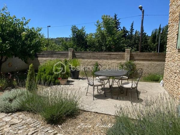 🏡 NOUVEAU - EN EXCLUSIVITÉ
À Apt en Luberon (84400) - Une maison récente au charme authentique de la Provence

Aux portes du Luberon, à proximité immédiate de la piste cyclable et de toutes les commodités (écoles, collège, lycée, commerces, supermarchés, services…), découvrez cette élégante maison mitoyenne construite en 2010, offrant le charme intemporel de la pierre et le confort d'une construction récente.

Dès votre arrivée, vous serez séduit par son architecture inspirée des bastides provençales, ses magnifiques façades en pierre, ses volets en bois et sa cour pavée, qui lui confèrent un cachet rare sur le marché.

Édifiée sur une parcelle aménagée de 560 m², entièrement clôturée avec portail et portillon, cette maison offre un cadre de vie privilégié où vous profiterez pleinement de la campagne en ville, tout en restant à quelques minutes seulement du centre d'Apt.

La maison en R+1 comprend :
- une entrée,
- un séjour lumineux et convivial,
- une cuisine indépendante,
- 3 chambres à l'étage
- une salle de bains avec WC,
 - une salle d'eau avec WC.

À l'extérieur, les espaces ont été soigneusement aménagés pour profiter pleinement des beaux jours dans une ambiance typiquement provençale.

Un abri voiture ainsi qu'une annexe fermée complètent l'ensemble et offrent un espace de rangement particulièrement appréciable.

Les atouts :

✔ Construction de 2010
✔ Aucun travaux à prévoir
✔ Façades en pierre offrant un charme authentique
✔ Ambiance chaleureuse grâce à l'association de la pierre et du bois
✔ Parcelle de 560 m² entièrement clôturée
✔ Cour pavée et extérieurs aménagés avec soin
✔ 3 chambres
✔ Salle de bains + salle d'eau
✔ Abri voiture et annexe fermée
✔ À proximité immédiate de la piste cyclable
✔ Toutes les commodités accessibles en quelques minutes.

Cette maison séduira les amoureux de la Provence recherchant un bien de caractère, sans les contraintes de rénovation, dans un environnement où nature et commodités se rencontrent.

Une visite suffira pour tomber sous son charme.

Anglais : 

🏡 NEW – EXCLUSIVE LISTING
In Apt, Luberon (84400) - A modern home with the authentic charm of Provence

On the doorstep of the Luberon, just moments from the cycle path and all local amenities (schools, secondary schools, supermarkets, shops and everyday services), discover this elegant semi-detached home, built in 2010, combining the timeless charm of traditional stone architecture with the comfort of a modern property.

From the moment you arrive, you will be captivated by its Provençal bastide-inspired architecture, beautiful natural stone façades, wooden shutters and attractive paved courtyard, all of which give this home a rare and distinctive character.

Set on a beautifully landscaped 560 m² fully enclosed plot with a gated entrance and pedestrian gate, this property offers an exceptional lifestyle where you can enjoy the tranquillity of the countryside while being just a few minutes from the centre of Apt.

The accommodation is arranged over two levels and comprises:

- Entrance hall
- Bright and welcoming living room
- Separate fitted kitchen
- Three bedrooms on the first floor
- Family bathroom with WC
- Shower room with WC

Outside, the carefully landscaped gardens and outdoor living spaces provide the perfect setting to enjoy the Provençal lifestyle throughout the warmer months.

A carport and a secure outbuilding complete the property, providing valuable additional storage space.

Key features :

✔ Built in 2010
✔ No renovation work required
✔ Attractive natural stone façades with authentic Provençal character
✔ Warm and inviting atmosphere created by the combination of stone and timber
✔ Fully enclosed 560 m² plot
✔ Beautiful paved courtyard and landscaped gardens
✔ Three bedrooms
✔ Bathroom and separate shower room
✔ Carport and secure outbuilding
✔ Immediate access to the cycle path
✔ All amenities just a few minutes away

This delightful home is ideal for those seeking the authentic charm of Provence without the inconvenience of renovation, in a peaceful setting where nature and everyday convenience come together perfectly.

One viewing is all it takes to fall in love with this beautiful Provençal home.