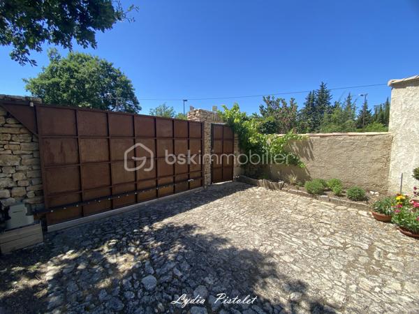 🏡 NOUVEAU - EN EXCLUSIVITÉ
À Apt en Luberon (84400) - Une maison récente au charme authentique de la Provence

Aux portes du Luberon, à proximité immédiate de la piste cyclable et de toutes les commodités (écoles, collège, lycée, commerces, supermarchés, services…), découvrez cette élégante maison mitoyenne construite en 2010, offrant le charme intemporel de la pierre et le confort d'une construction récente.

Dès votre arrivée, vous serez séduit par son architecture inspirée des bastides provençales, ses magnifiques façades en pierre, ses volets en bois et sa cour pavée, qui lui confèrent un cachet rare sur le marché.

Édifiée sur une parcelle aménagée de 560 m², entièrement clôturée avec portail et portillon, cette maison offre un cadre de vie privilégié où vous profiterez pleinement de la campagne en ville, tout en restant à quelques minutes seulement du centre d'Apt.

La maison en R+1 comprend :
- une entrée,
- un séjour lumineux et convivial,
- une cuisine indépendante,
- 3 chambres à l'étage
- une salle de bains avec WC,
 - une salle d'eau avec WC.

À l'extérieur, les espaces ont été soigneusement aménagés pour profiter pleinement des beaux jours dans une ambiance typiquement provençale.

Un abri voiture ainsi qu'une annexe fermée complètent l'ensemble et offrent un espace de rangement particulièrement appréciable.

Les atouts :

✔ Construction de 2010
✔ Aucun travaux à prévoir
✔ Façades en pierre offrant un charme authentique
✔ Ambiance chaleureuse grâce à l'association de la pierre et du bois
✔ Parcelle de 560 m² entièrement clôturée
✔ Cour pavée et extérieurs aménagés avec soin
✔ 3 chambres
✔ Salle de bains + salle d'eau
✔ Abri voiture et annexe fermée
✔ À proximité immédiate de la piste cyclable
✔ Toutes les commodités accessibles en quelques minutes.

Cette maison séduira les amoureux de la Provence recherchant un bien de caractère, sans les contraintes de rénovation, dans un environnement où nature et commodités se rencontrent.

Une visite suffira pour tomber sous son charme.

Anglais : 

🏡 NEW – EXCLUSIVE LISTING
In Apt, Luberon (84400) - A modern home with the authentic charm of Provence

On the doorstep of the Luberon, just moments from the cycle path and all local amenities (schools, secondary schools, supermarkets, shops and everyday services), discover this elegant semi-detached home, built in 2010, combining the timeless charm of traditional stone architecture with the comfort of a modern property.

From the moment you arrive, you will be captivated by its Provençal bastide-inspired architecture, beautiful natural stone façades, wooden shutters and attractive paved courtyard, all of which give this home a rare and distinctive character.

Set on a beautifully landscaped 560 m² fully enclosed plot with a gated entrance and pedestrian gate, this property offers an exceptional lifestyle where you can enjoy the tranquillity of the countryside while being just a few minutes from the centre of Apt.

The accommodation is arranged over two levels and comprises:

- Entrance hall
- Bright and welcoming living room
- Separate fitted kitchen
- Three bedrooms on the first floor
- Family bathroom with WC
- Shower room with WC

Outside, the carefully landscaped gardens and outdoor living spaces provide the perfect setting to enjoy the Provençal lifestyle throughout the warmer months.

A carport and a secure outbuilding complete the property, providing valuable additional storage space.

Key features :

✔ Built in 2010
✔ No renovation work required
✔ Attractive natural stone façades with authentic Provençal character
✔ Warm and inviting atmosphere created by the combination of stone and timber
✔ Fully enclosed 560 m² plot
✔ Beautiful paved courtyard and landscaped gardens
✔ Three bedrooms
✔ Bathroom and separate shower room
✔ Carport and secure outbuilding
✔ Immediate access to the cycle path
✔ All amenities just a few minutes away

This delightful home is ideal for those seeking the authentic charm of Provence without the inconvenience of renovation, in a peaceful setting where nature and everyday convenience come together perfectly.

One viewing is all it takes to fall in love with this beautiful Provençal home.