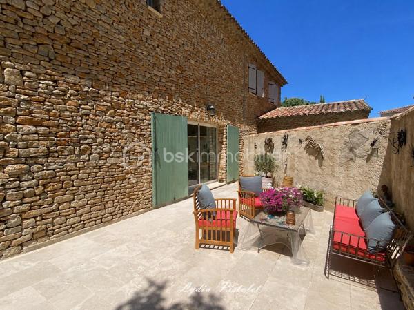 🏡 NOUVEAU - EN EXCLUSIVITÉ
À Apt en Luberon (84400) - Une maison récente au charme authentique de la Provence

Aux portes du Luberon, à proximité immédiate de la piste cyclable et de toutes les commodités (écoles, collège, lycée, commerces, supermarchés, services…), découvrez cette élégante maison mitoyenne construite en 2010, offrant le charme intemporel de la pierre et le confort d'une construction récente.

Dès votre arrivée, vous serez séduit par son architecture inspirée des bastides provençales, ses magnifiques façades en pierre, ses volets en bois et sa cour pavée, qui lui confèrent un cachet rare sur le marché.

Édifiée sur une parcelle aménagée de 560 m², entièrement clôturée avec portail et portillon, cette maison offre un cadre de vie privilégié où vous profiterez pleinement de la campagne en ville, tout en restant à quelques minutes seulement du centre d'Apt.

La maison en R+1 comprend :
- une entrée,
- un séjour lumineux et convivial,
- une cuisine indépendante,
- 3 chambres à l'étage
- une salle de bains avec WC,
 - une salle d'eau avec WC.

À l'extérieur, les espaces ont été soigneusement aménagés pour profiter pleinement des beaux jours dans une ambiance typiquement provençale.

Un abri voiture ainsi qu'une annexe fermée complètent l'ensemble et offrent un espace de rangement particulièrement appréciable.

Les atouts :

✔ Construction de 2010
✔ Aucun travaux à prévoir
✔ Façades en pierre offrant un charme authentique
✔ Ambiance chaleureuse grâce à l'association de la pierre et du bois
✔ Parcelle de 560 m² entièrement clôturée
✔ Cour pavée et extérieurs aménagés avec soin
✔ 3 chambres
✔ Salle de bains + salle d'eau
✔ Abri voiture et annexe fermée
✔ À proximité immédiate de la piste cyclable
✔ Toutes les commodités accessibles en quelques minutes.

Cette maison séduira les amoureux de la Provence recherchant un bien de caractère, sans les contraintes de rénovation, dans un environnement où nature et commodités se rencontrent.

Une visite suffira pour tomber sous son charme.

Anglais : 

🏡 NEW – EXCLUSIVE LISTING
In Apt, Luberon (84400) - A modern home with the authentic charm of Provence

On the doorstep of the Luberon, just moments from the cycle path and all local amenities (schools, secondary schools, supermarkets, shops and everyday services), discover this elegant semi-detached home, built in 2010, combining the timeless charm of traditional stone architecture with the comfort of a modern property.

From the moment you arrive, you will be captivated by its Provençal bastide-inspired architecture, beautiful natural stone façades, wooden shutters and attractive paved courtyard, all of which give this home a rare and distinctive character.

Set on a beautifully landscaped 560 m² fully enclosed plot with a gated entrance and pedestrian gate, this property offers an exceptional lifestyle where you can enjoy the tranquillity of the countryside while being just a few minutes from the centre of Apt.

The accommodation is arranged over two levels and comprises:

- Entrance hall
- Bright and welcoming living room
- Separate fitted kitchen
- Three bedrooms on the first floor
- Family bathroom with WC
- Shower room with WC

Outside, the carefully landscaped gardens and outdoor living spaces provide the perfect setting to enjoy the Provençal lifestyle throughout the warmer months.

A carport and a secure outbuilding complete the property, providing valuable additional storage space.

Key features :

✔ Built in 2010
✔ No renovation work required
✔ Attractive natural stone façades with authentic Provençal character
✔ Warm and inviting atmosphere created by the combination of stone and timber
✔ Fully enclosed 560 m² plot
✔ Beautiful paved courtyard and landscaped gardens
✔ Three bedrooms
✔ Bathroom and separate shower room
✔ Carport and secure outbuilding
✔ Immediate access to the cycle path
✔ All amenities just a few minutes away

This delightful home is ideal for those seeking the authentic charm of Provence without the inconvenience of renovation, in a peaceful setting where nature and everyday convenience come together perfectly.

One viewing is all it takes to fall in love with this beautiful Provençal home.