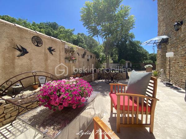 🏡 NOUVEAU - EN EXCLUSIVITÉ
À Apt en Luberon (84400) - Une maison récente au charme authentique de la Provence

Aux portes du Luberon, à proximité immédiate de la piste cyclable et de toutes les commodités (écoles, collège, lycée, commerces, supermarchés, services…), découvrez cette élégante maison mitoyenne construite en 2010, offrant le charme intemporel de la pierre et le confort d'une construction récente.

Dès votre arrivée, vous serez séduit par son architecture inspirée des bastides provençales, ses magnifiques façades en pierre, ses volets en bois et sa cour pavée, qui lui confèrent un cachet rare sur le marché.

Édifiée sur une parcelle aménagée de 560 m², entièrement clôturée avec portail et portillon, cette maison offre un cadre de vie privilégié où vous profiterez pleinement de la campagne en ville, tout en restant à quelques minutes seulement du centre d'Apt.

La maison en R+1 comprend :
- une entrée,
- un séjour lumineux et convivial,
- une cuisine indépendante,
- 3 chambres à l'étage
- une salle de bains avec WC,
 - une salle d'eau avec WC.

À l'extérieur, les espaces ont été soigneusement aménagés pour profiter pleinement des beaux jours dans une ambiance typiquement provençale.

Un abri voiture ainsi qu'une annexe fermée complètent l'ensemble et offrent un espace de rangement particulièrement appréciable.

Les atouts :

✔ Construction de 2010
✔ Aucun travaux à prévoir
✔ Façades en pierre offrant un charme authentique
✔ Ambiance chaleureuse grâce à l'association de la pierre et du bois
✔ Parcelle de 560 m² entièrement clôturée
✔ Cour pavée et extérieurs aménagés avec soin
✔ 3 chambres
✔ Salle de bains + salle d'eau
✔ Abri voiture et annexe fermée
✔ À proximité immédiate de la piste cyclable
✔ Toutes les commodités accessibles en quelques minutes.

Cette maison séduira les amoureux de la Provence recherchant un bien de caractère, sans les contraintes de rénovation, dans un environnement où nature et commodités se rencontrent.

Une visite suffira pour tomber sous son charme.

Anglais : 

🏡 NEW – EXCLUSIVE LISTING
In Apt, Luberon (84400) - A modern home with the authentic charm of Provence

On the doorstep of the Luberon, just moments from the cycle path and all local amenities (schools, secondary schools, supermarkets, shops and everyday services), discover this elegant semi-detached home, built in 2010, combining the timeless charm of traditional stone architecture with the comfort of a modern property.

From the moment you arrive, you will be captivated by its Provençal bastide-inspired architecture, beautiful natural stone façades, wooden shutters and attractive paved courtyard, all of which give this home a rare and distinctive character.

Set on a beautifully landscaped 560 m² fully enclosed plot with a gated entrance and pedestrian gate, this property offers an exceptional lifestyle where you can enjoy the tranquillity of the countryside while being just a few minutes from the centre of Apt.

The accommodation is arranged over two levels and comprises:

- Entrance hall
- Bright and welcoming living room
- Separate fitted kitchen
- Three bedrooms on the first floor
- Family bathroom with WC
- Shower room with WC

Outside, the carefully landscaped gardens and outdoor living spaces provide the perfect setting to enjoy the Provençal lifestyle throughout the warmer months.

A carport and a secure outbuilding complete the property, providing valuable additional storage space.

Key features :

✔ Built in 2010
✔ No renovation work required
✔ Attractive natural stone façades with authentic Provençal character
✔ Warm and inviting atmosphere created by the combination of stone and timber
✔ Fully enclosed 560 m² plot
✔ Beautiful paved courtyard and landscaped gardens
✔ Three bedrooms
✔ Bathroom and separate shower room
✔ Carport and secure outbuilding
✔ Immediate access to the cycle path
✔ All amenities just a few minutes away

This delightful home is ideal for those seeking the authentic charm of Provence without the inconvenience of renovation, in a peaceful setting where nature and everyday convenience come together perfectly.

One viewing is all it takes to fall in love with this beautiful Provençal home.