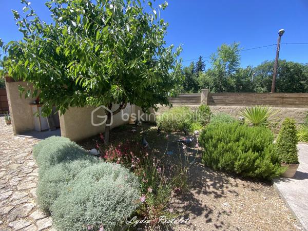 🏡 NOUVEAU - EN EXCLUSIVITÉ
À Apt en Luberon (84400) - Une maison récente au charme authentique de la Provence

Aux portes du Luberon, à proximité immédiate de la piste cyclable et de toutes les commodités (écoles, collège, lycée, commerces, supermarchés, services…), découvrez cette élégante maison mitoyenne construite en 2010, offrant le charme intemporel de la pierre et le confort d'une construction récente.

Dès votre arrivée, vous serez séduit par son architecture inspirée des bastides provençales, ses magnifiques façades en pierre, ses volets en bois et sa cour pavée, qui lui confèrent un cachet rare sur le marché.

Édifiée sur une parcelle aménagée de 560 m², entièrement clôturée avec portail et portillon, cette maison offre un cadre de vie privilégié où vous profiterez pleinement de la campagne en ville, tout en restant à quelques minutes seulement du centre d'Apt.

La maison en R+1 comprend :
- une entrée,
- un séjour lumineux et convivial,
- une cuisine indépendante,
- 3 chambres à l'étage
- une salle de bains avec WC,
 - une salle d'eau avec WC.

À l'extérieur, les espaces ont été soigneusement aménagés pour profiter pleinement des beaux jours dans une ambiance typiquement provençale.

Un abri voiture ainsi qu'une annexe fermée complètent l'ensemble et offrent un espace de rangement particulièrement appréciable.

Les atouts :

✔ Construction de 2010
✔ Aucun travaux à prévoir
✔ Façades en pierre offrant un charme authentique
✔ Ambiance chaleureuse grâce à l'association de la pierre et du bois
✔ Parcelle de 560 m² entièrement clôturée
✔ Cour pavée et extérieurs aménagés avec soin
✔ 3 chambres
✔ Salle de bains + salle d'eau
✔ Abri voiture et annexe fermée
✔ À proximité immédiate de la piste cyclable
✔ Toutes les commodités accessibles en quelques minutes.

Cette maison séduira les amoureux de la Provence recherchant un bien de caractère, sans les contraintes de rénovation, dans un environnement où nature et commodités se rencontrent.

Une visite suffira pour tomber sous son charme.

Anglais : 

🏡 NEW – EXCLUSIVE LISTING
In Apt, Luberon (84400) - A modern home with the authentic charm of Provence

On the doorstep of the Luberon, just moments from the cycle path and all local amenities (schools, secondary schools, supermarkets, shops and everyday services), discover this elegant semi-detached home, built in 2010, combining the timeless charm of traditional stone architecture with the comfort of a modern property.

From the moment you arrive, you will be captivated by its Provençal bastide-inspired architecture, beautiful natural stone façades, wooden shutters and attractive paved courtyard, all of which give this home a rare and distinctive character.

Set on a beautifully landscaped 560 m² fully enclosed plot with a gated entrance and pedestrian gate, this property offers an exceptional lifestyle where you can enjoy the tranquillity of the countryside while being just a few minutes from the centre of Apt.

The accommodation is arranged over two levels and comprises:

- Entrance hall
- Bright and welcoming living room
- Separate fitted kitchen
- Three bedrooms on the first floor
- Family bathroom with WC
- Shower room with WC

Outside, the carefully landscaped gardens and outdoor living spaces provide the perfect setting to enjoy the Provençal lifestyle throughout the warmer months.

A carport and a secure outbuilding complete the property, providing valuable additional storage space.

Key features :

✔ Built in 2010
✔ No renovation work required
✔ Attractive natural stone façades with authentic Provençal character
✔ Warm and inviting atmosphere created by the combination of stone and timber
✔ Fully enclosed 560 m² plot
✔ Beautiful paved courtyard and landscaped gardens
✔ Three bedrooms
✔ Bathroom and separate shower room
✔ Carport and secure outbuilding
✔ Immediate access to the cycle path
✔ All amenities just a few minutes away

This delightful home is ideal for those seeking the authentic charm of Provence without the inconvenience of renovation, in a peaceful setting where nature and everyday convenience come together perfectly.

One viewing is all it takes to fall in love with this beautiful Provençal home.