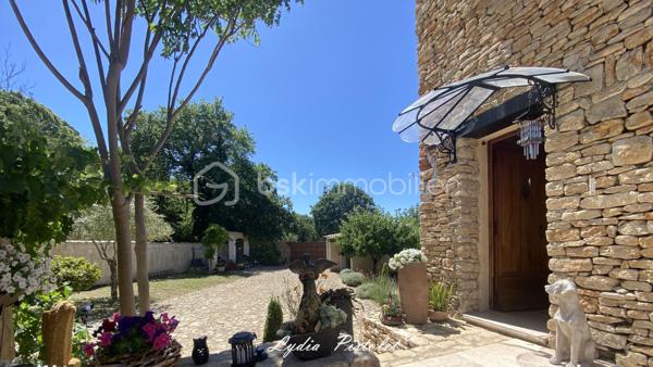 🏡 NOUVEAU - EN EXCLUSIVITÉ
À Apt en Luberon (84400) - Une maison récente au charme authentique de la Provence

Aux portes du Luberon, à proximité immédiate de la piste cyclable et de toutes les commodités (écoles, collège, lycée, commerces, supermarchés, services…), découvrez cette élégante maison mitoyenne construite en 2010, offrant le charme intemporel de la pierre et le confort d'une construction récente.

Dès votre arrivée, vous serez séduit par son architecture inspirée des bastides provençales, ses magnifiques façades en pierre, ses volets en bois et sa cour pavée, qui lui confèrent un cachet rare sur le marché.

Édifiée sur une parcelle aménagée de 560 m², entièrement clôturée avec portail et portillon, cette maison offre un cadre de vie privilégié où vous profiterez pleinement de la campagne en ville, tout en restant à quelques minutes seulement du centre d'Apt.

La maison en R+1 comprend :
- une entrée,
- un séjour lumineux et convivial,
- une cuisine indépendante,
- 3 chambres à l'étage
- une salle de bains avec WC,
 - une salle d'eau avec WC.

À l'extérieur, les espaces ont été soigneusement aménagés pour profiter pleinement des beaux jours dans une ambiance typiquement provençale.

Un abri voiture ainsi qu'une annexe fermée complètent l'ensemble et offrent un espace de rangement particulièrement appréciable.

Les atouts :

✔ Construction de 2010
✔ Aucun travaux à prévoir
✔ Façades en pierre offrant un charme authentique
✔ Ambiance chaleureuse grâce à l'association de la pierre et du bois
✔ Parcelle de 560 m² entièrement clôturée
✔ Cour pavée et extérieurs aménagés avec soin
✔ 3 chambres
✔ Salle de bains + salle d'eau
✔ Abri voiture et annexe fermée
✔ À proximité immédiate de la piste cyclable
✔ Toutes les commodités accessibles en quelques minutes.

Cette maison séduira les amoureux de la Provence recherchant un bien de caractère, sans les contraintes de rénovation, dans un environnement où nature et commodités se rencontrent.

Une visite suffira pour tomber sous son charme.

Anglais : 

🏡 NEW – EXCLUSIVE LISTING
In Apt, Luberon (84400) - A modern home with the authentic charm of Provence

On the doorstep of the Luberon, just moments from the cycle path and all local amenities (schools, secondary schools, supermarkets, shops and everyday services), discover this elegant semi-detached home, built in 2010, combining the timeless charm of traditional stone architecture with the comfort of a modern property.

From the moment you arrive, you will be captivated by its Provençal bastide-inspired architecture, beautiful natural stone façades, wooden shutters and attractive paved courtyard, all of which give this home a rare and distinctive character.

Set on a beautifully landscaped 560 m² fully enclosed plot with a gated entrance and pedestrian gate, this property offers an exceptional lifestyle where you can enjoy the tranquillity of the countryside while being just a few minutes from the centre of Apt.

The accommodation is arranged over two levels and comprises:

- Entrance hall
- Bright and welcoming living room
- Separate fitted kitchen
- Three bedrooms on the first floor
- Family bathroom with WC
- Shower room with WC

Outside, the carefully landscaped gardens and outdoor living spaces provide the perfect setting to enjoy the Provençal lifestyle throughout the warmer months.

A carport and a secure outbuilding complete the property, providing valuable additional storage space.

Key features :

✔ Built in 2010
✔ No renovation work required
✔ Attractive natural stone façades with authentic Provençal character
✔ Warm and inviting atmosphere created by the combination of stone and timber
✔ Fully enclosed 560 m² plot
✔ Beautiful paved courtyard and landscaped gardens
✔ Three bedrooms
✔ Bathroom and separate shower room
✔ Carport and secure outbuilding
✔ Immediate access to the cycle path
✔ All amenities just a few minutes away

This delightful home is ideal for those seeking the authentic charm of Provence without the inconvenience of renovation, in a peaceful setting where nature and everyday convenience come together perfectly.

One viewing is all it takes to fall in love with this beautiful Provençal home.
