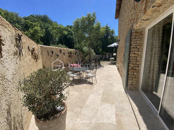 🏡 NOUVEAU - EN EXCLUSIVITÉ
À Apt en Luberon (84400) - Une maison récente au charme authentique de la Provence

Aux portes du Luberon, à proximité immédiate de la piste cyclable et de toutes les commodités (écoles, collège, lycée, commerces, supermarchés, services…), découvrez cette élégante maison mitoyenne construite en 2010, offrant le charme intemporel de la pierre et le confort d'une construction récente.

Dès votre arrivée, vous serez séduit par son architecture inspirée des bastides provençales, ses magnifiques façades en pierre, ses volets en bois et sa cour pavée, qui lui confèrent un cachet rare sur le marché.

Édifiée sur une parcelle aménagée de 560 m², entièrement clôturée avec portail et portillon, cette maison offre un cadre de vie privilégié où vous profiterez pleinement de la campagne en ville, tout en restant à quelques minutes seulement du centre d'Apt.

La maison en R+1 comprend :
- une entrée,
- un séjour lumineux et convivial,
- une cuisine indépendante,
- 3 chambres à l'étage
- une salle de bains avec WC,
 - une salle d'eau avec WC.

À l'extérieur, les espaces ont été soigneusement aménagés pour profiter pleinement des beaux jours dans une ambiance typiquement provençale.

Un abri voiture ainsi qu'une annexe fermée complètent l'ensemble et offrent un espace de rangement particulièrement appréciable.

Les atouts :

✔ Construction de 2010
✔ Aucun travaux à prévoir
✔ Façades en pierre offrant un charme authentique
✔ Ambiance chaleureuse grâce à l'association de la pierre et du bois
✔ Parcelle de 560 m² entièrement clôturée
✔ Cour pavée et extérieurs aménagés avec soin
✔ 3 chambres
✔ Salle de bains + salle d'eau
✔ Abri voiture et annexe fermée
✔ À proximité immédiate de la piste cyclable
✔ Toutes les commodités accessibles en quelques minutes.

Cette maison séduira les amoureux de la Provence recherchant un bien de caractère, sans les contraintes de rénovation, dans un environnement où nature et commodités se rencontrent.

Une visite suffira pour tomber sous son charme.

Anglais : 

🏡 NEW – EXCLUSIVE LISTING
In Apt, Luberon (84400) - A modern home with the authentic charm of Provence

On the doorstep of the Luberon, just moments from the cycle path and all local amenities (schools, secondary schools, supermarkets, shops and everyday services), discover this elegant semi-detached home, built in 2010, combining the timeless charm of traditional stone architecture with the comfort of a modern property.

From the moment you arrive, you will be captivated by its Provençal bastide-inspired architecture, beautiful natural stone façades, wooden shutters and attractive paved courtyard, all of which give this home a rare and distinctive character.

Set on a beautifully landscaped 560 m² fully enclosed plot with a gated entrance and pedestrian gate, this property offers an exceptional lifestyle where you can enjoy the tranquillity of the countryside while being just a few minutes from the centre of Apt.

The accommodation is arranged over two levels and comprises:

- Entrance hall
- Bright and welcoming living room
- Separate fitted kitchen
- Three bedrooms on the first floor
- Family bathroom with WC
- Shower room with WC

Outside, the carefully landscaped gardens and outdoor living spaces provide the perfect setting to enjoy the Provençal lifestyle throughout the warmer months.

A carport and a secure outbuilding complete the property, providing valuable additional storage space.

Key features :

✔ Built in 2010
✔ No renovation work required
✔ Attractive natural stone façades with authentic Provençal character
✔ Warm and inviting atmosphere created by the combination of stone and timber
✔ Fully enclosed 560 m² plot
✔ Beautiful paved courtyard and landscaped gardens
✔ Three bedrooms
✔ Bathroom and separate shower room
✔ Carport and secure outbuilding
✔ Immediate access to the cycle path
✔ All amenities just a few minutes away

This delightful home is ideal for those seeking the authentic charm of Provence without the inconvenience of renovation, in a peaceful setting where nature and everyday convenience come together perfectly.

One viewing is all it takes to fall in love with this beautiful Provençal home.