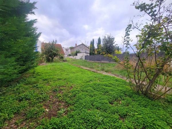 Maison avec sous-sol et 850 m² de terrain quartier "Châteauvert"