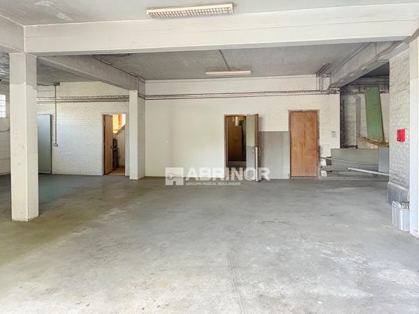 PROXIMITE ZONE COMMERCIALE PROPRIETE ATYPIQUE AVEC UN ENTREPOT de 200 M² HAUTEUR 4 M EN SOUS SOL (ACCES CAMION - STOCKAGE) PETITE FORET