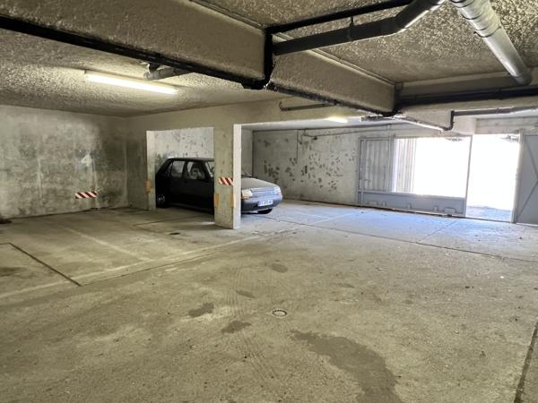 ROYAN - QUARTIER DU PARC - PARKING EN SOUS SOL - RARE