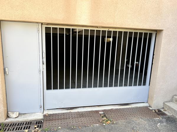 ROYAN - QUARTIER DU PARC - PARKING EN SOUS SOL - RARE