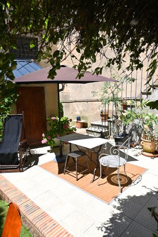 Poitiers Plateau, Maison de caractère avec cour aménagée et garage.