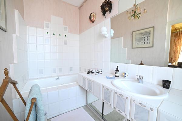 Poitiers Plateau, Maison de caractère avec cour aménagée et garage.