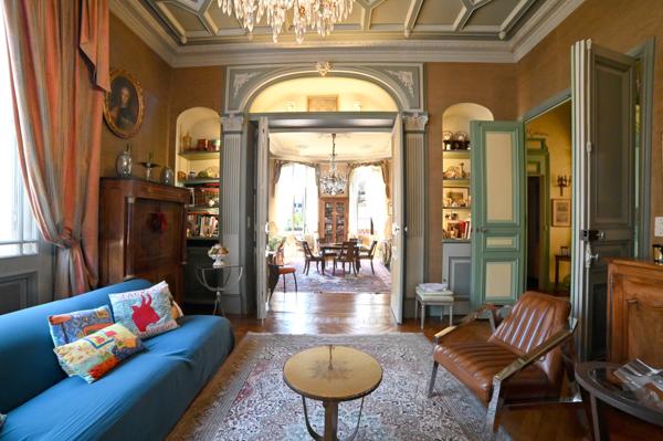 Poitiers Plateau, Maison de caractère avec cour aménagée et garage.