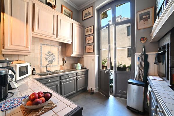 Poitiers Plateau, Maison de caractère avec cour aménagée et garage.