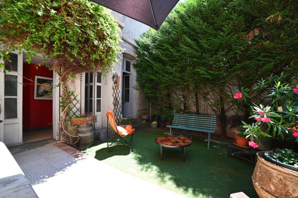 Poitiers Plateau, Maison de caractère avec cour aménagée et garage.
