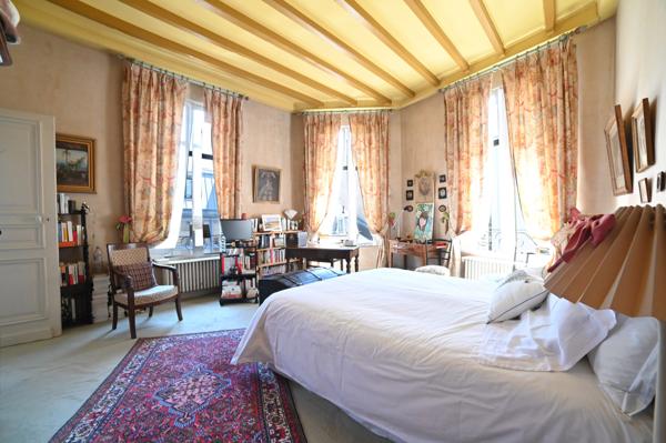 Poitiers Plateau, Maison de caractère avec cour aménagée et garage.