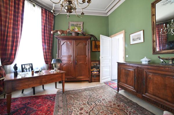 Poitiers Plateau, Maison de caractère avec cour aménagée et garage.