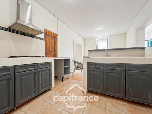 Investissement sur Charleval maison en plein coeur du village R+1avec terrasse tropézienne, garage, plusieurs entrées indépendantes, étage à finir