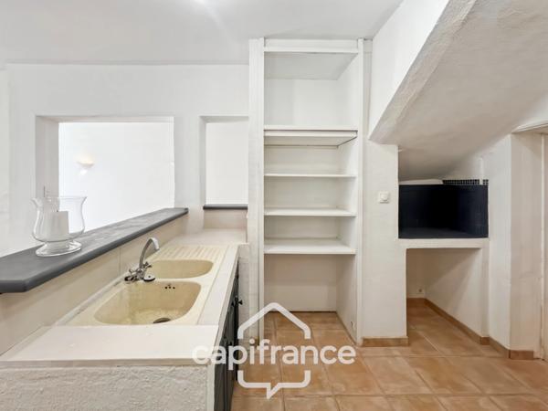 Investissement sur Charleval maison en plein coeur du village R+1avec terrasse tropézienne, garage, plusieurs entrées indépendantes, étage à finir