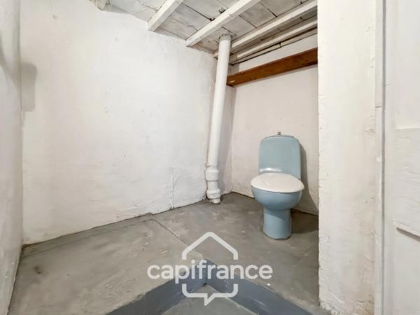 Investissement sur Charleval maison en plein coeur du village R+1avec terrasse tropézienne, garage, plusieurs entrées indépendantes, étage à finir