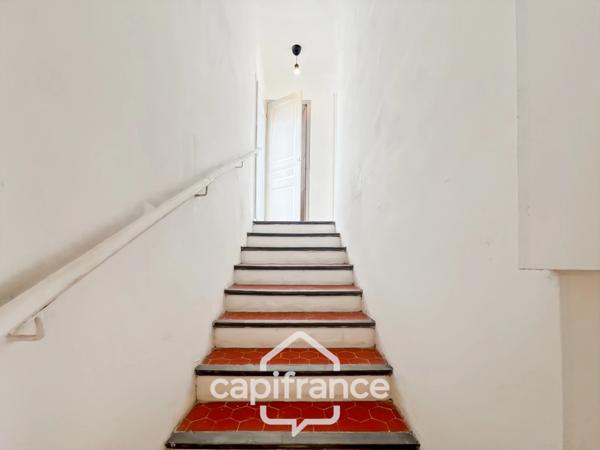 Investissement sur Charleval maison en plein coeur du village R+1avec terrasse tropézienne, garage, plusieurs entrées indépendantes, étage à finir