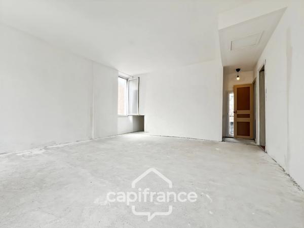 Investissement sur Charleval maison en plein coeur du village R+1avec terrasse tropézienne, garage, plusieurs entrées indépendantes, étage à finir