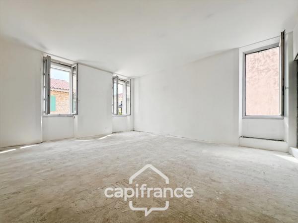 Investissement sur Charleval maison en plein coeur du village R+1avec terrasse tropézienne, garage, plusieurs entrées indépendantes, étage à finir