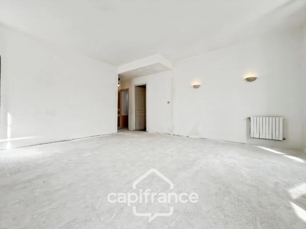 Investissement sur Charleval maison en plein coeur du village R+1avec terrasse tropézienne, garage, plusieurs entrées indépendantes, étage à finir