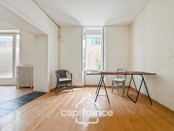 Investissement sur Charleval maison en plein coeur du village R+1avec terrasse tropézienne, garage, plusieurs entrées indépendantes, étage à finir