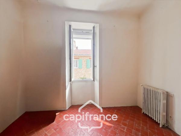 Investissement sur Charleval maison en plein coeur du village R+1avec terrasse tropézienne, garage, plusieurs entrées indépendantes, étage à finir