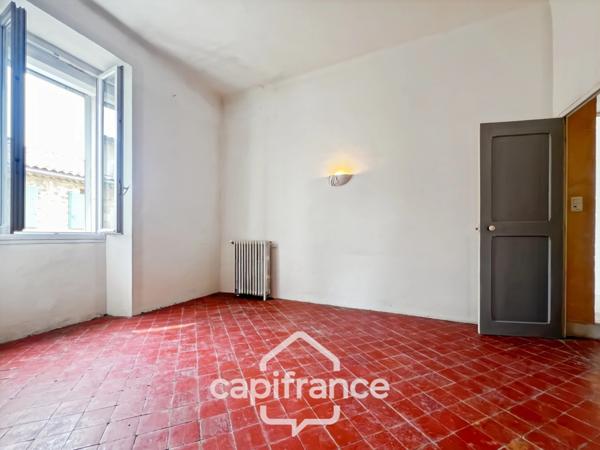 Investissement sur Charleval maison en plein coeur du village R+1avec terrasse tropézienne, garage, plusieurs entrées indépendantes, étage à finir