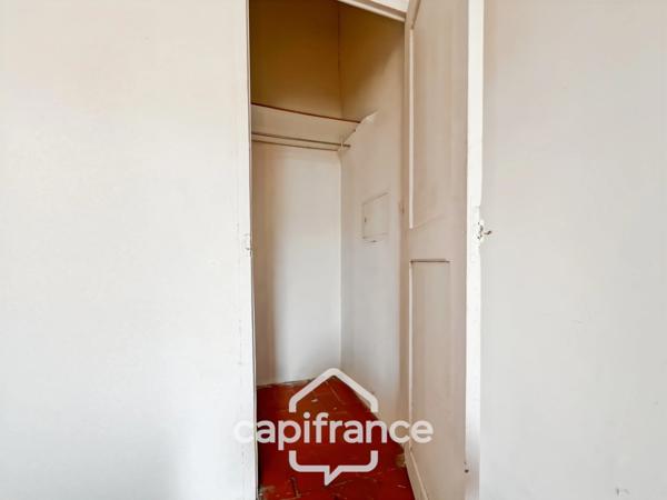 Investissement sur Charleval maison en plein coeur du village R+1avec terrasse tropézienne, garage, plusieurs entrées indépendantes, étage à finir