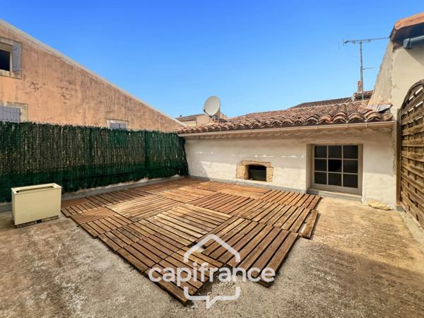 Investissement sur Charleval maison en plein coeur du village R+1avec terrasse tropézienne, garage, plusieurs entrées indépendantes, étage à finir