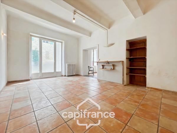 Investissement sur Charleval maison en plein coeur du village R+1avec terrasse tropézienne, garage, plusieurs entrées indépendantes, étage à finir