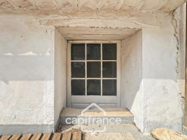 Investissement sur Charleval maison en plein coeur du village R+1avec terrasse tropézienne, garage, plusieurs entrées indépendantes, étage à finir