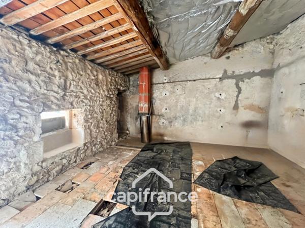 Investissement sur Charleval maison en plein coeur du village R+1avec terrasse tropézienne, garage, plusieurs entrées indépendantes, étage à finir