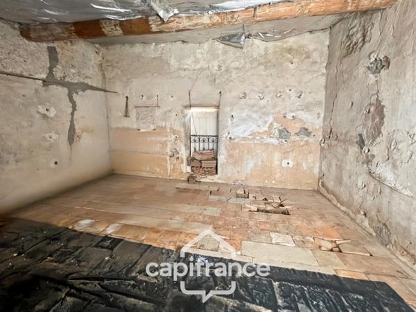 Investissement sur Charleval maison en plein coeur du village R+1avec terrasse tropézienne, garage, plusieurs entrées indépendantes, étage à finir