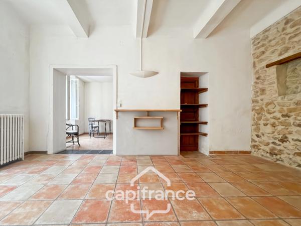 Investissement sur Charleval maison en plein coeur du village R+1avec terrasse tropézienne, garage, plusieurs entrées indépendantes, étage à finir