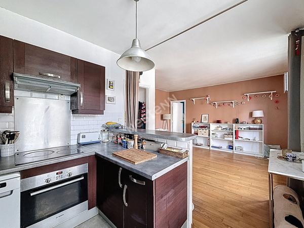 MONTREUIL, AU PIED DU METRO ROBESPIERRE, GRAND 2 PIECES DE 46M² AU 3EME ET DERNIER ETAGE AVEC DRESSING, BUANDERIE ET CAVE