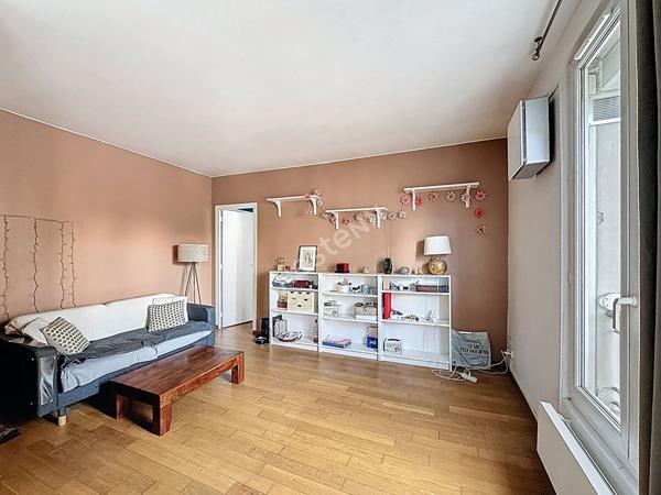 MONTREUIL, AU PIED DU METRO ROBESPIERRE, GRAND 2 PIECES DE 46M² AU 3EME ET DERNIER ETAGE AVEC DRESSING, BUANDERIE ET CAVE